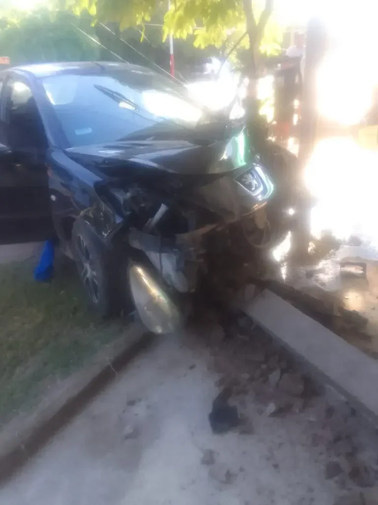 Corte de energía en Acceso Norte tras choque de auto contra poste de media tensión