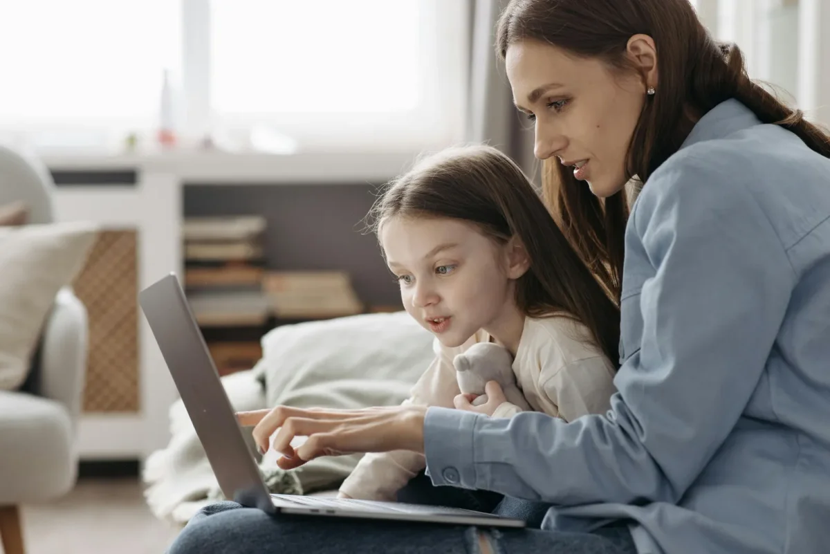 Crianza digital en vacaciones: estrategias para un uso saludable de la tecnología