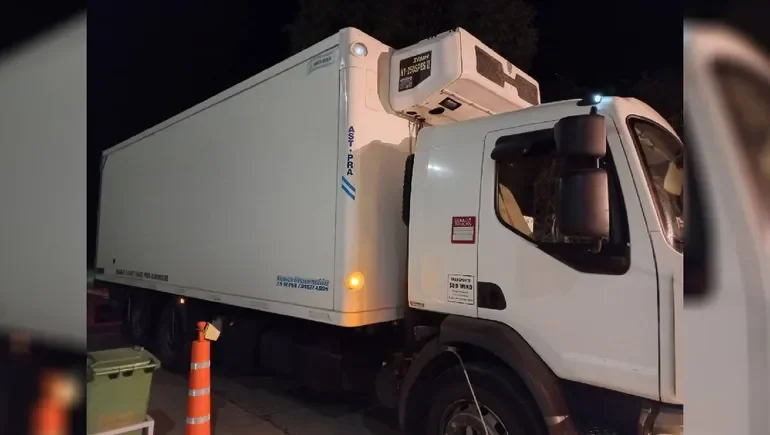 Descubren armamento oculto en camión de La Rioja en Chubut: un operativo sorprendente.