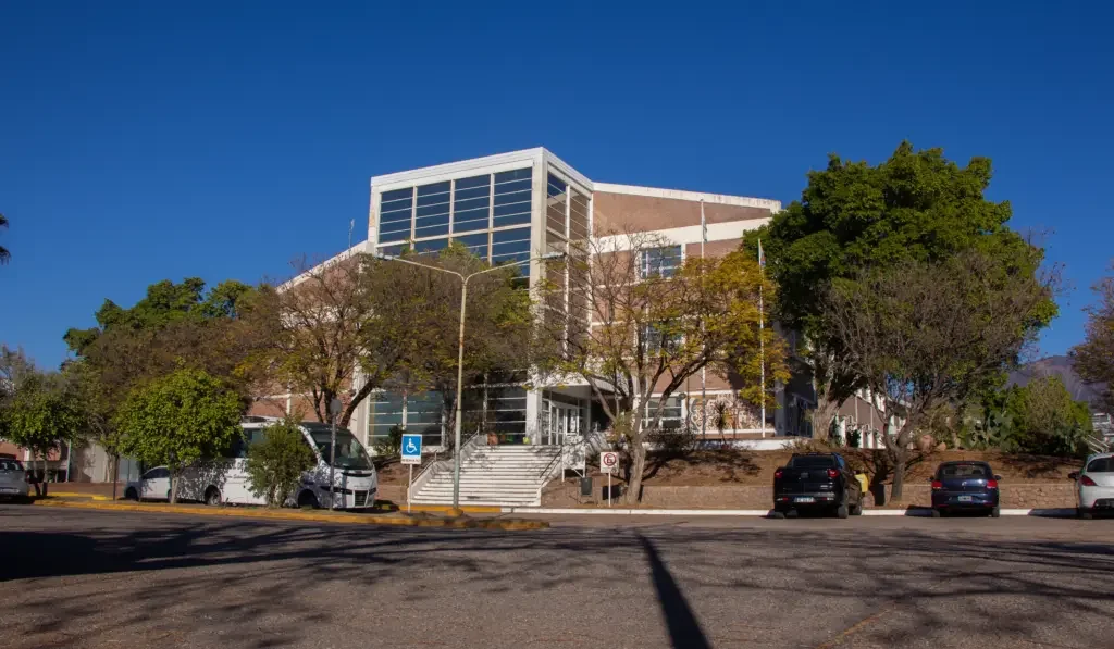 Docentes de la UNLaR paralizan actividades una semana por reclamos salariales