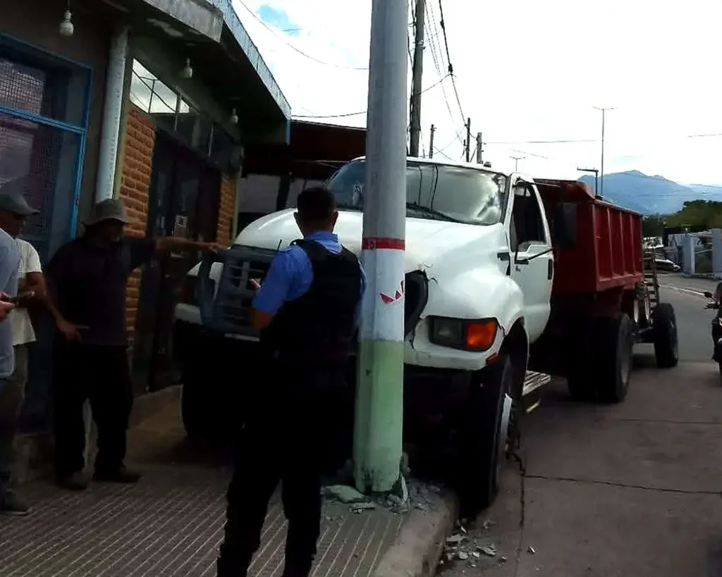 EDELaR interrumpirá el servicio en Barrio Alpes Riojanos tras choque de camionero