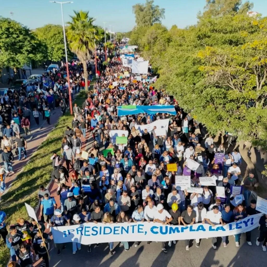 Educadores y estudiantes de La Rioja se unen a la Marcha Federal Universitaria por la educación pública