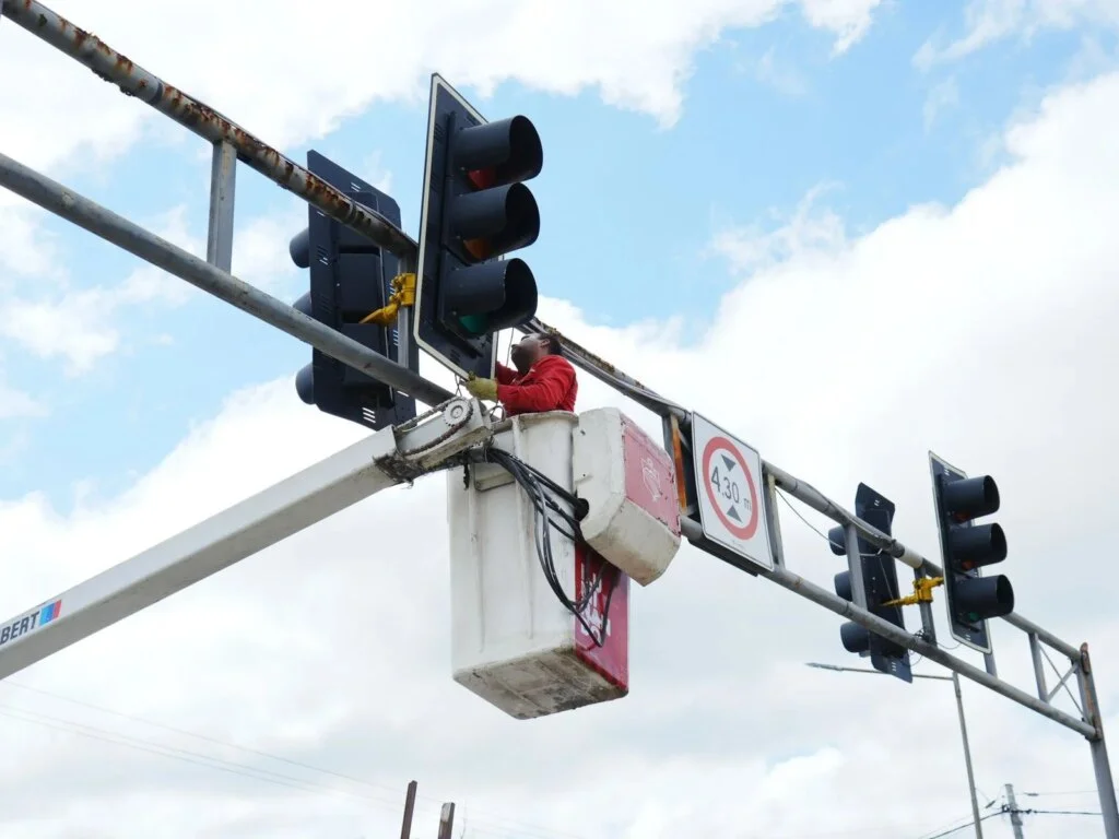 El centro de La Rioja se moderniza con la instalación de 70 nuevos semáforos