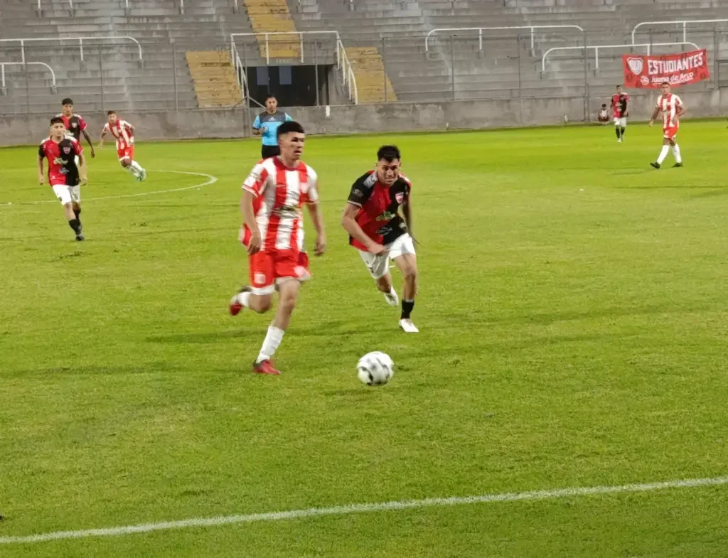 El choque entre Estudiantes y Andino termina en empate en el Torneo Provincial