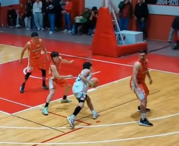 El clásico del básquetbol: triunfo riojano sobre Facundo y continuidad del invicto