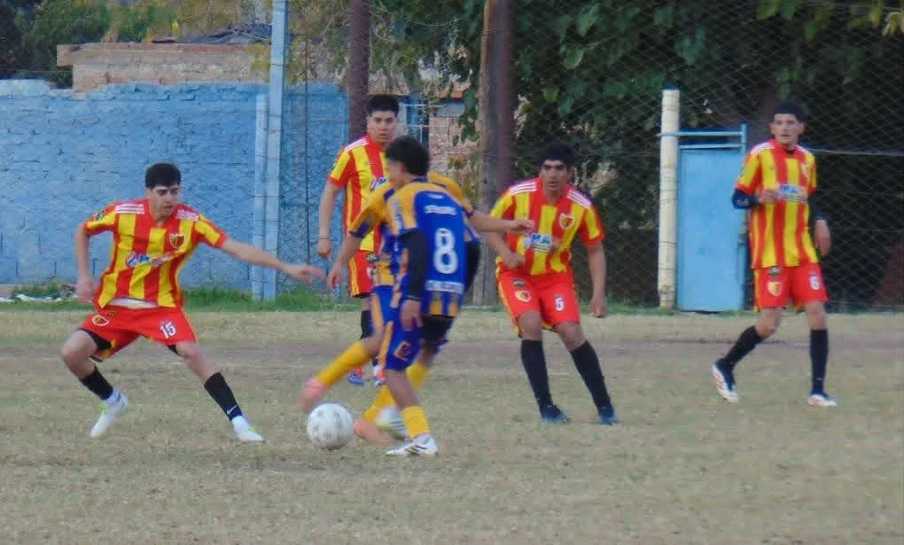 Empate en El Parque: Defensores y el "Santo" no se sacan ventajas