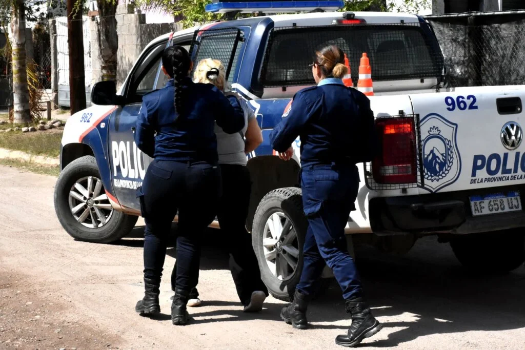 Empleada del Registro Civil en Famatina arrestada por robar a un jubilado de 77 años