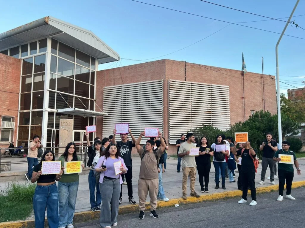 Estudiantes del profesorado en La Rioja piden medidas urgentes de seguridad tras ataque armado
