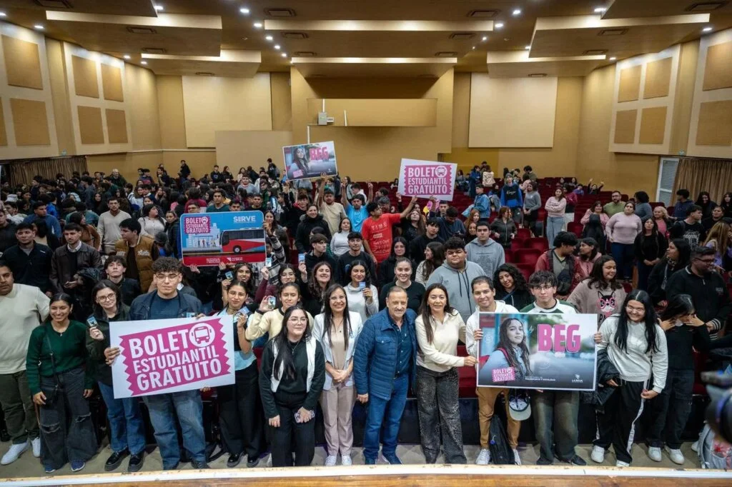 Estudiantes riojanos reciben 3.000 tarjetas del Boleto Universitario Gratuito