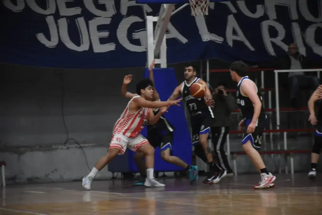 Facundo y Riachuelo inician el Torneo de Básquet Capitalino con victorias contundentes