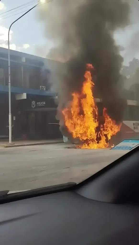 Incendio consume colectivo de Rioja Bus en pleno centro de La Rioja capital