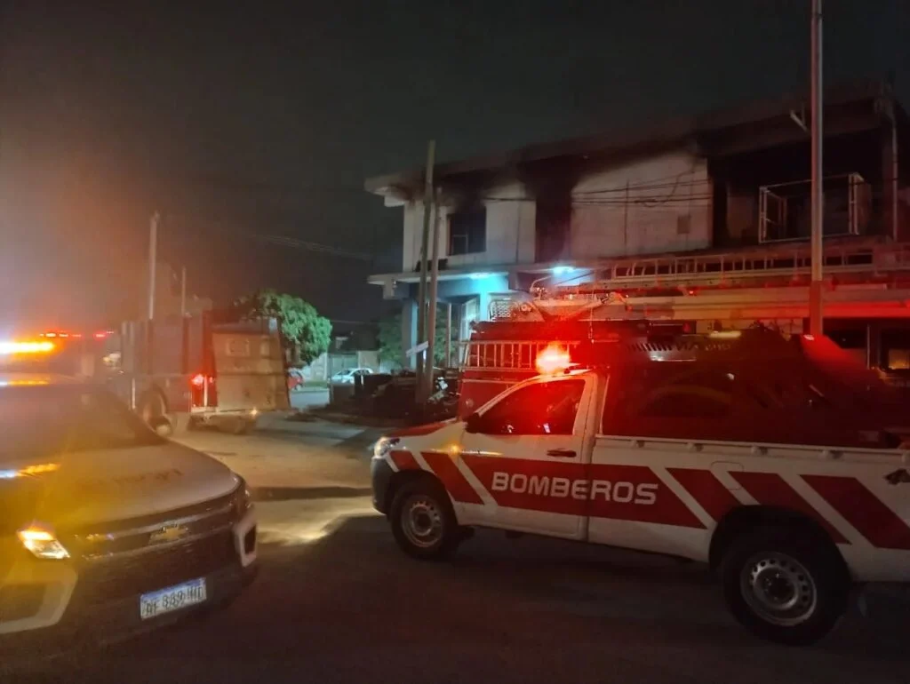 Incendio consume depósito en la zona sur: vecinos preocupados por la seguridad