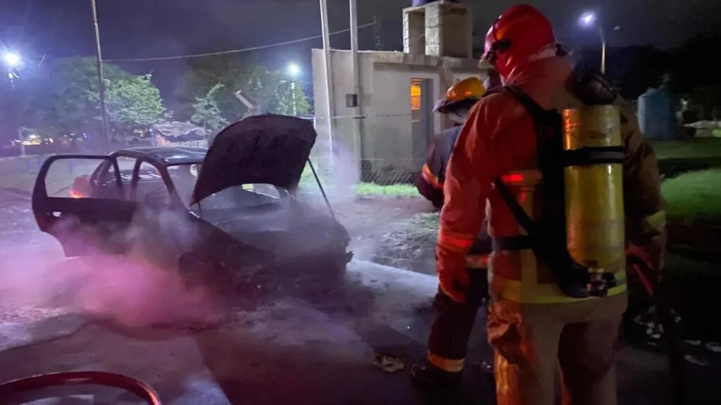 Incendio de automóvil en Madre Teresa de Calcuta: sin heridos, pero con daños materiales importantes
