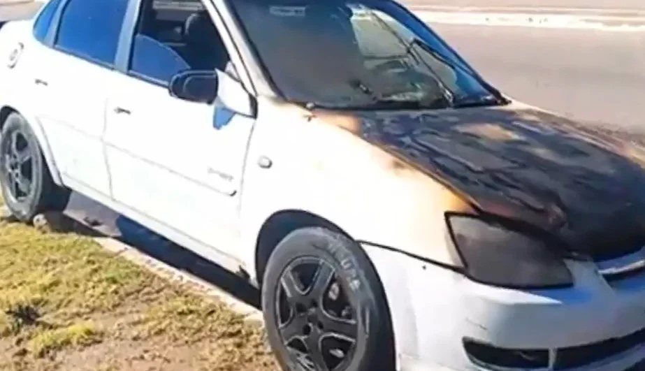 Incendio de vehículo genera caos en Avenida Ramírez de Velasco en La Rioja capital