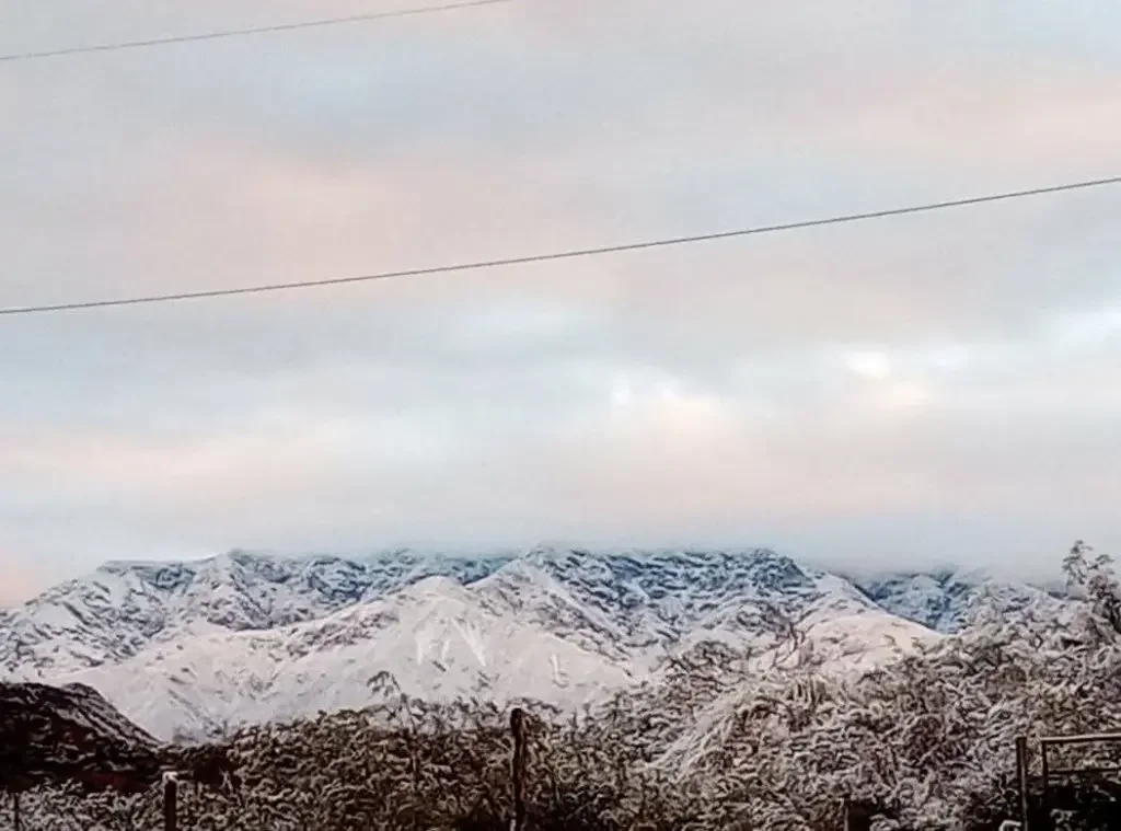 Inesperada nevada deleita a los habitantes de Chilecito y Guanchín este mes