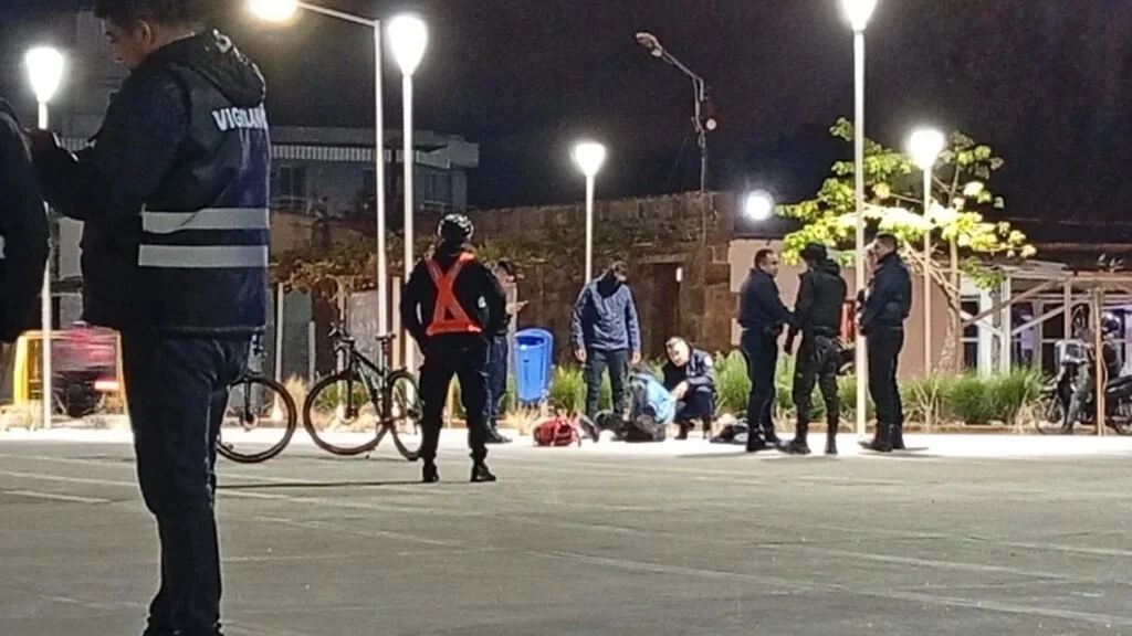 Joven arrestado por vandalismo a la bandera nacional en La Vieja Estación