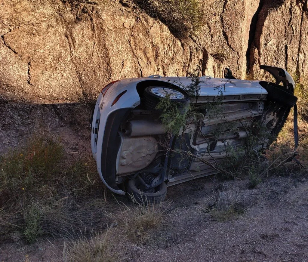 Joven se salva de milagro en vuelco impresionante en la Cuesta de Huaco