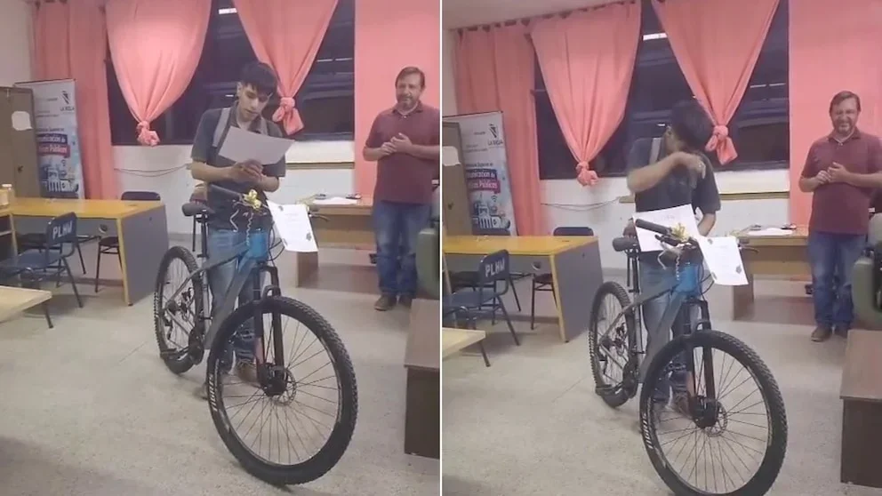 Leonardo Brito celebra su graduación en Chepes con una bicicleta como reconocimiento a su esfuerzo