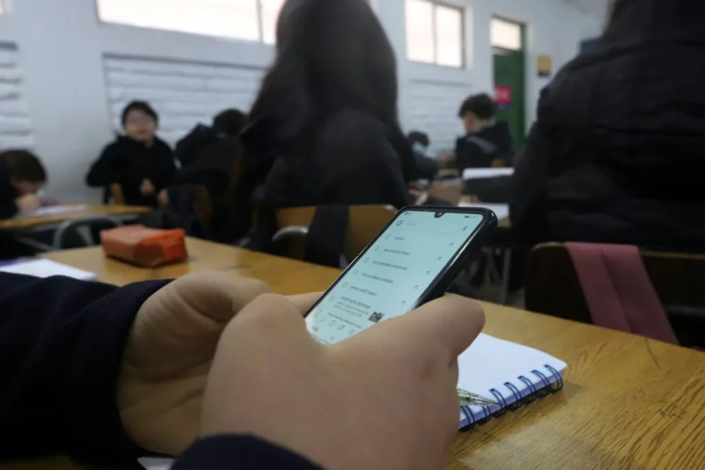 Ley provincial prohíbe el uso de celulares en escuelas para mejorar la concentración estudiantil