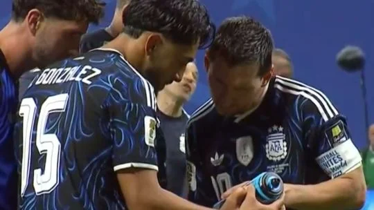 Los jugadores argentinos descubren anotaciones en la botella del arquero inglés