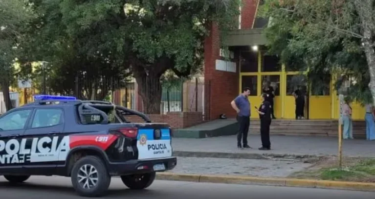 Madre de joven involucrado en tiroteo escolar denuncia acoso y pide justicia