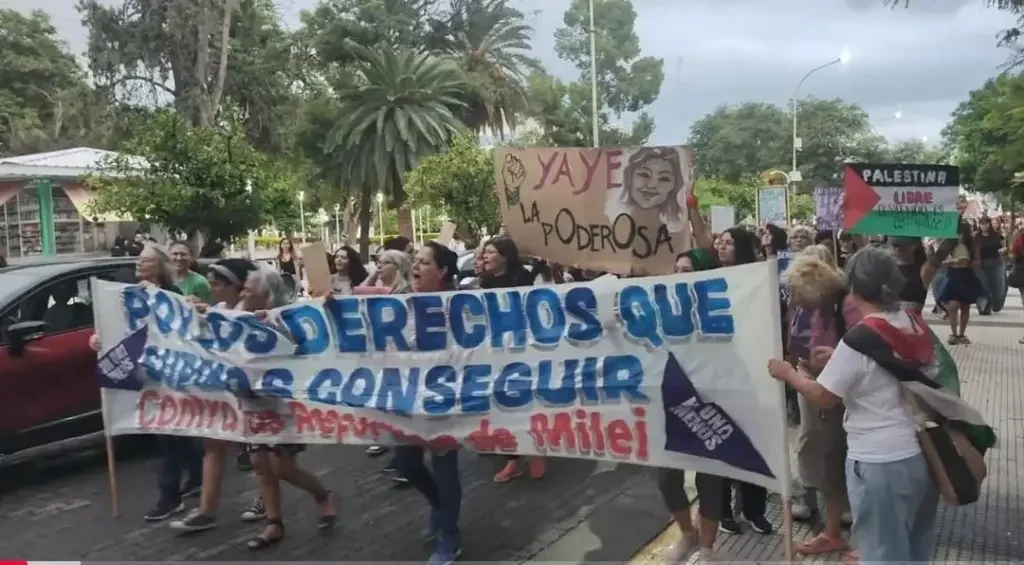 Marcha de mujeres en La Rioja: un clamor por derechos en el 8M