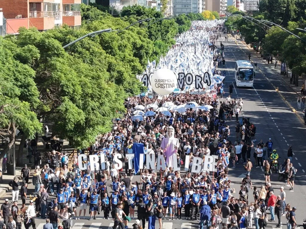Masiva movilización en Plaza de Mayo para recordar los 50 años del golpe de Estado