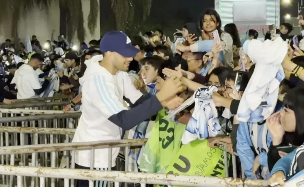 Miles de hinchas reciben a la Selección Argentina en Córdoba tras su llegada