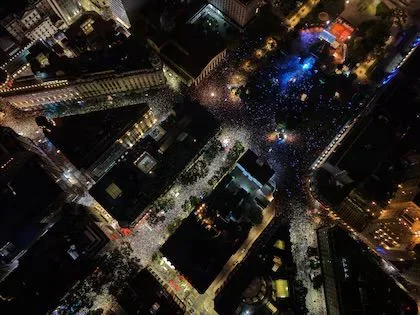 Miles rinden homenaje al papa Francisco en Plaza de Mayo con el cura DJ Guilherme Peixoto
