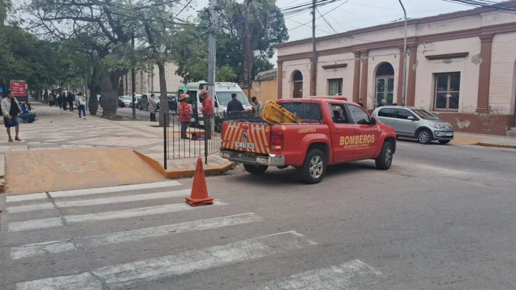 Motociclista atropella a una adolescente en La Rioja capital: comunidad en shock