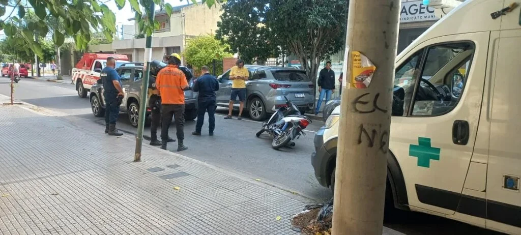 Motociclista de 18 años en estado crítico tras accidente en calle Lamadrid