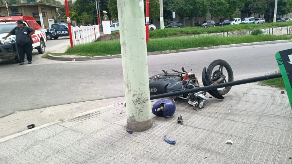 Motociclista en estado crítico tras accidente en Santiago del Estero y Avenida Los Caudillos