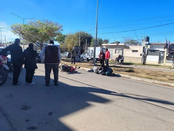 Motociclista grave tras choque con auto en la Capital: impacta en la circulación del fin de semana