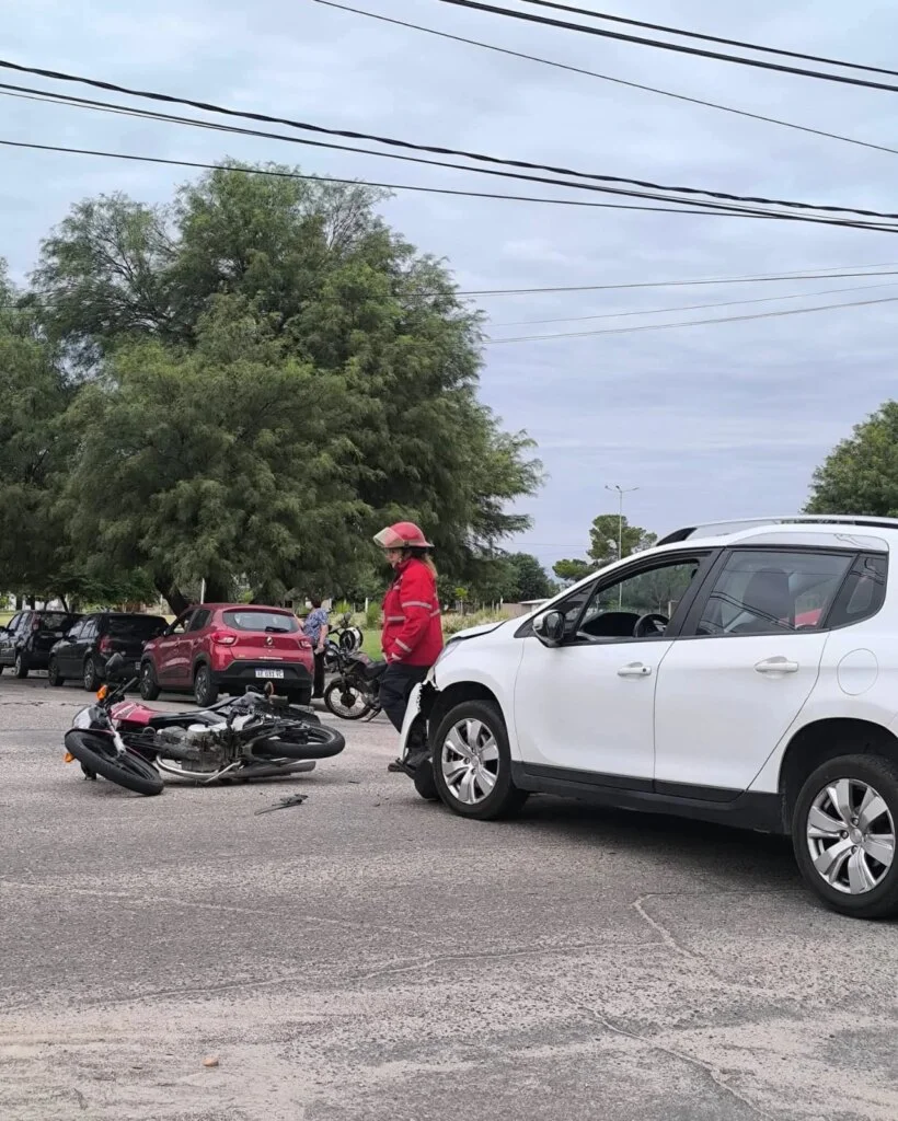 Motociclista herido en accidente frente a la residencia del Gobernador en La Rioja