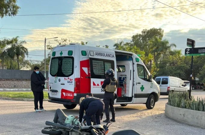 Motociclista herido en un accidente en Perito Moreno y Cornelio Saavedra