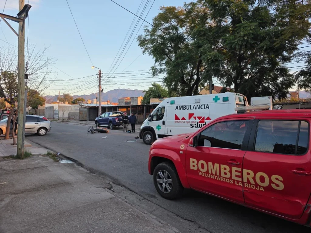Motociclista hospitalizado tras violento accidente en el barrio Cementerio