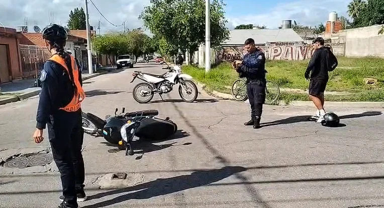 Motociclistas implicados en accidente en La Rioja capital: un herido en el lugar