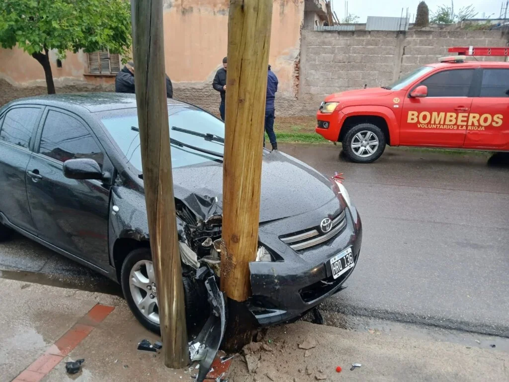 Mujer accidentada en La Rioja: el impacto de un choque contra un pilar de luz