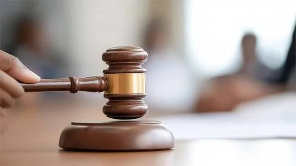 Mujer debe pagar $4 millones a policía por difamación en redes sociales en un caso inédito