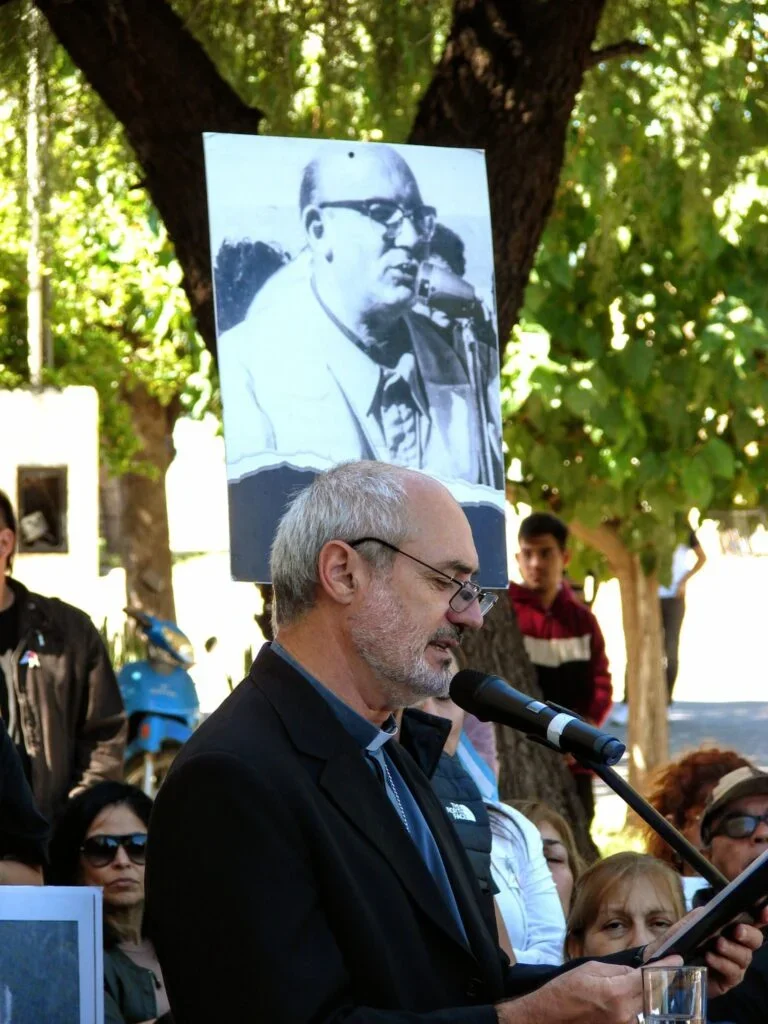 Obispo de La Rioja pide una democracia justa en el acto por el 50° aniversario del golpe