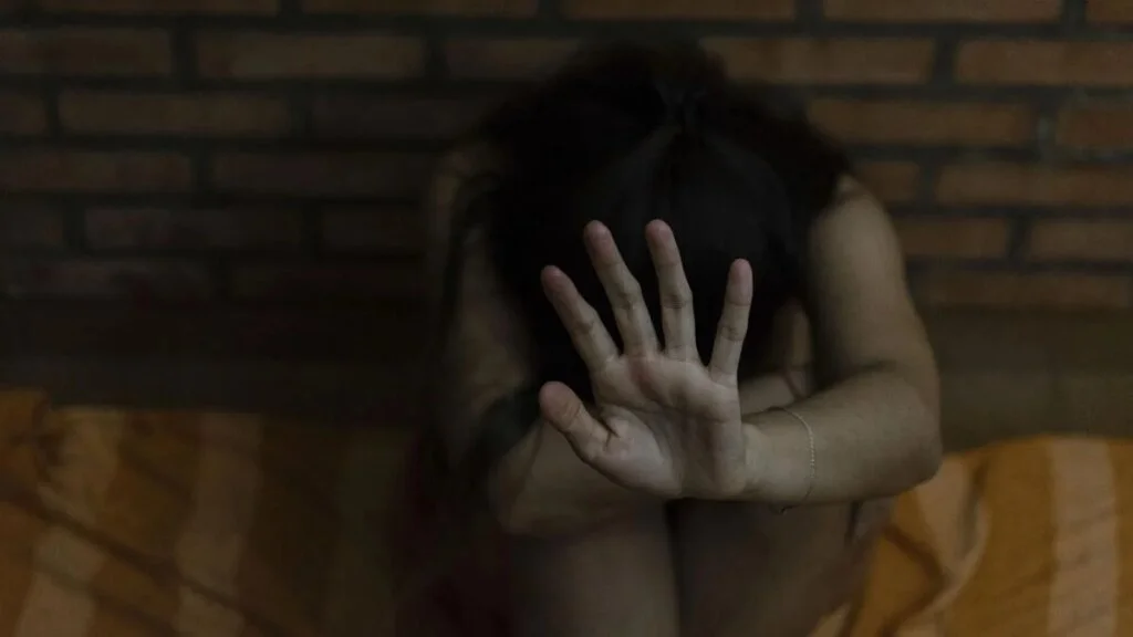 Policía de Chepes detenido por violencia de género: agredió y amenazó a su pareja