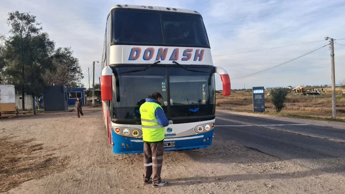 Ruta 38: 49 pasajeros en riesgo tras retención de micro por fallas de seguridad