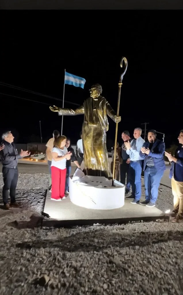 Tama rinde homenaje a Monseñor Angelelli con una nueva escultura en su memoria