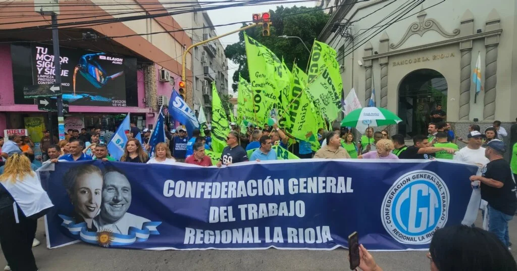 Trabajadores marchan en la Capital por reforma laboral que afecta sus derechos